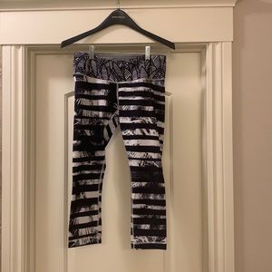 Black & White Patterned Cropped Leggings